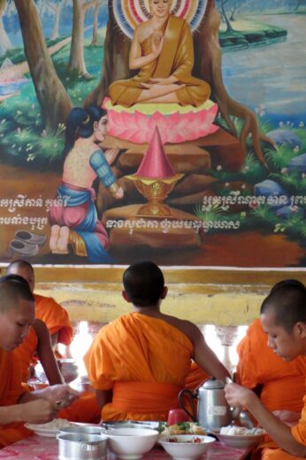Hungry monks - InsideBurma Tours